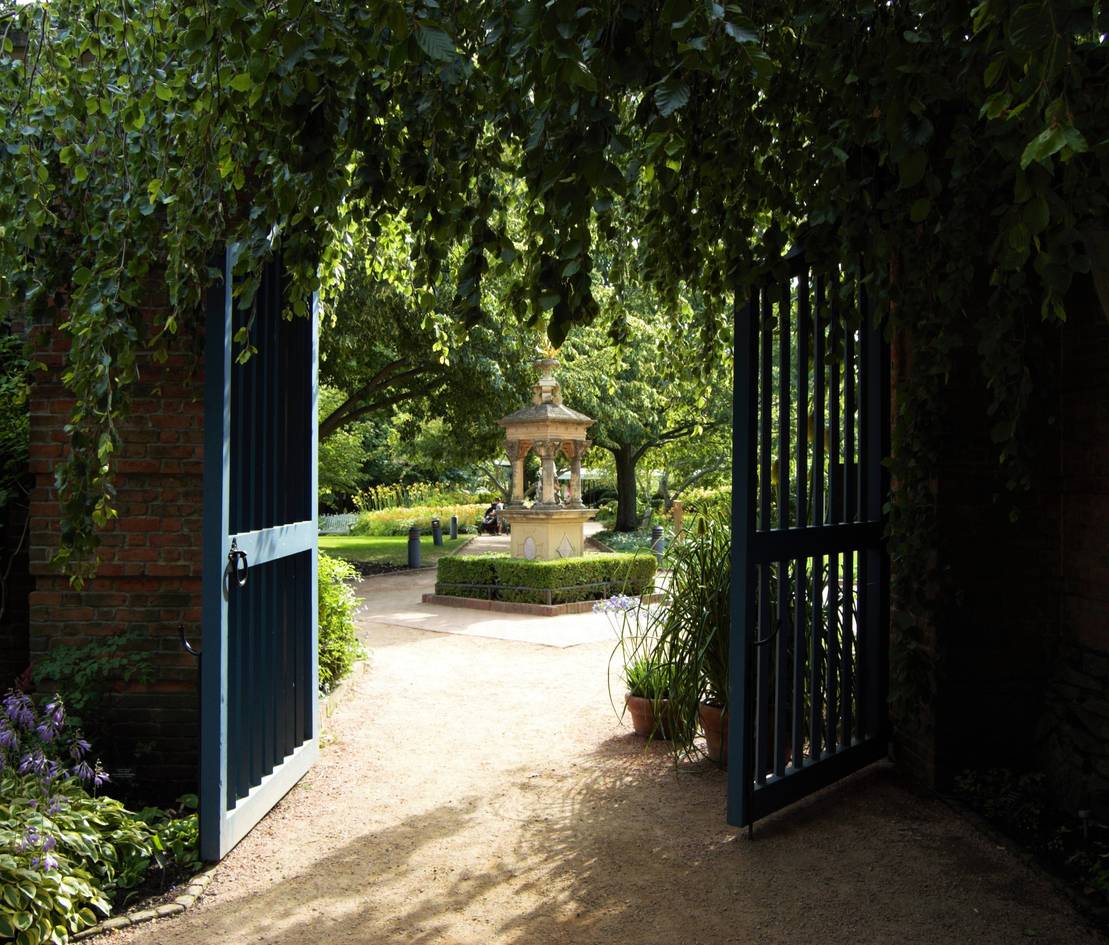 portail ancien dans jardin
