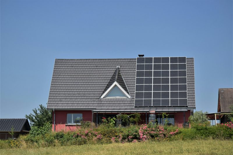 maison ayant des panneaux solaires