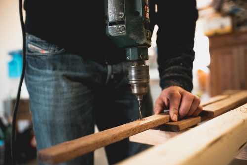 menuisier qui travaille le bois