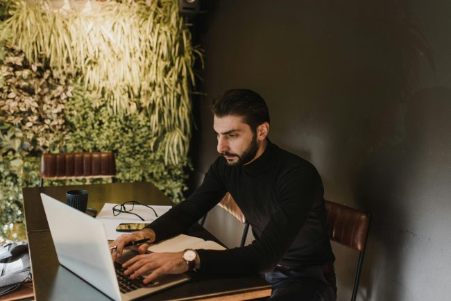 mur végétal près d'un bureau