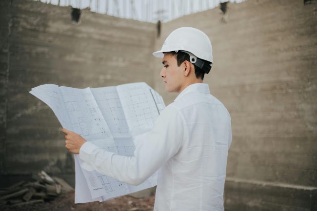 constructeur de maison consulte un plan