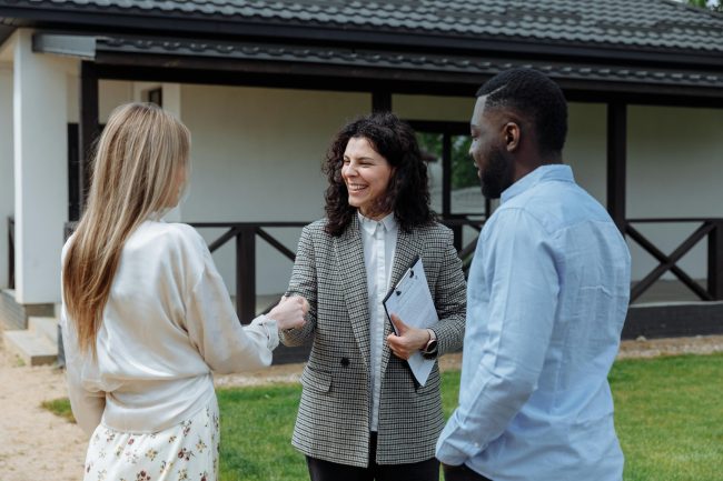 consultation avec un agent immobilier