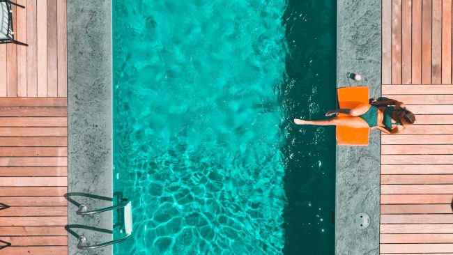 Volet de piscine : le guide pour choisir et entretenir votre couverture de bassin